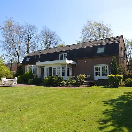 Дом отдыха Spacious Mansion In With Pool