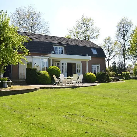 Дом отдыха Spacious Mansion In With Pool Gastel